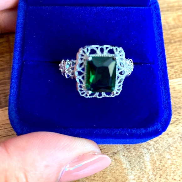 Gorgeous Emerald Green Vintage Ring 💎 - Picture 2 of 4